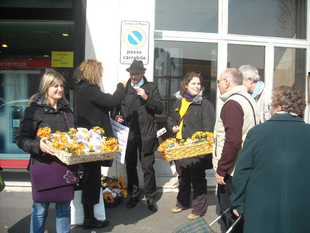 via Padova, distribuzione delle margherite per la nonviolenza