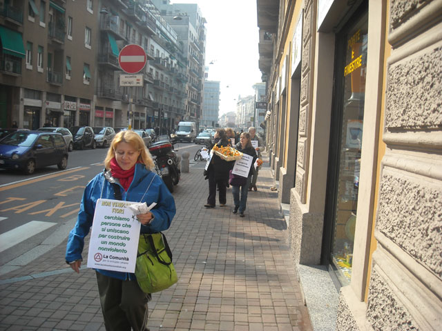 via Padova, distribuzione delle margherite per la nonviolenza