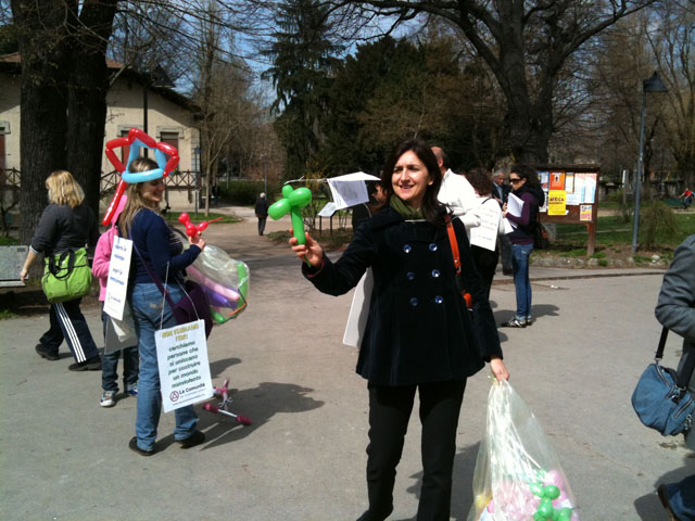 via Padova, distribuzione dei palloncini per la nonviolenza