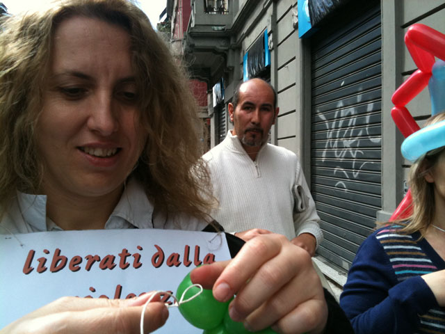 via Padova, distribuzione dei palloncini per la nonviolenza